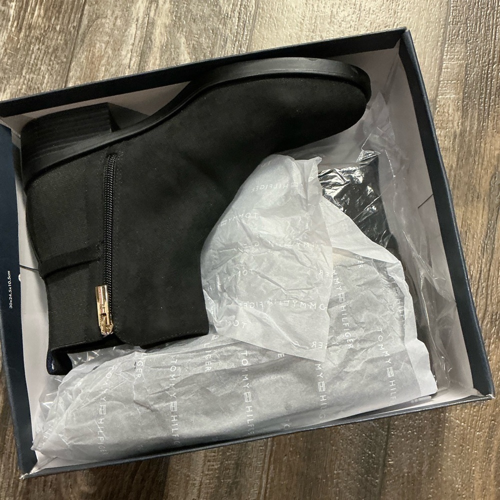 Tommy Hilfiger Women's Black Ankle Booties with Gold Accent Size 8.5 - Picture 14 of 16